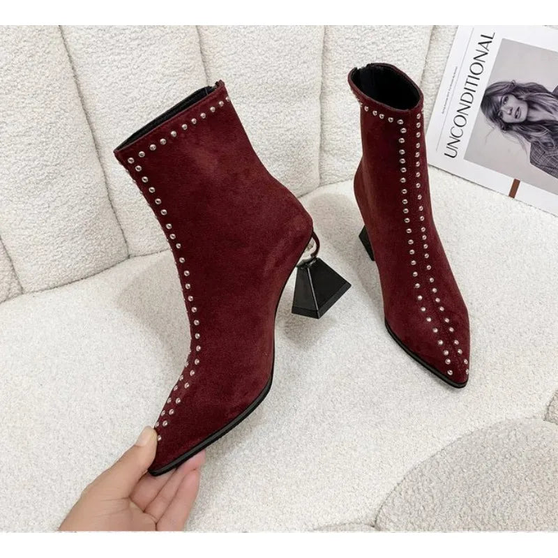 Bottine haute rouge Daim Synthétique Femme - Clous dorés